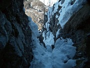 32 Stretto passaggio in canalino innevato